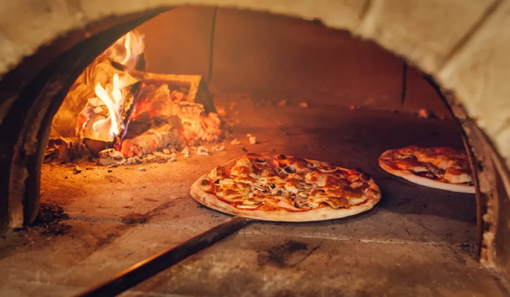 بیمههای ضروری برای صاحبان رستوران - راهنمای جامع 3 بیمه مسئولیت برای مدیر رستوران