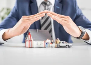 دست‌هایی در حال محافظت از خانه و ماشین و ساکنین آن