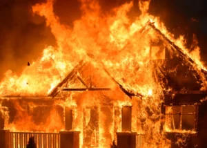 خانه در حال سوختن بدون بیمه آتش‌سوزی